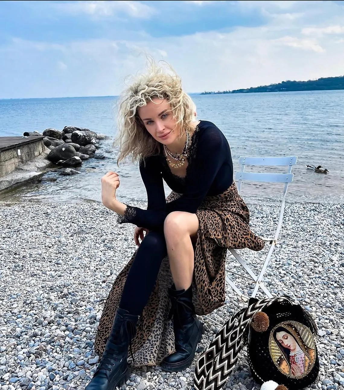 «A 22 anni il tumore, poi il linfedema. Ho smesso di nascondere la mia gamba e la calza è diventata uno stile»